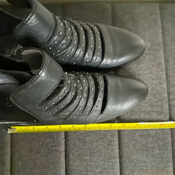 Seychelles Black Leather Cutout Stud Detail Casual Work Ankle Boot-Sz-10 - Picture 16 of 16